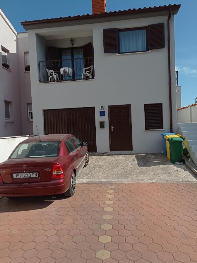 "Sunny" - Studio Apartment Pula Luaran gambar